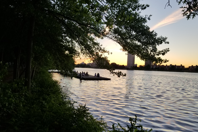 RiverViewCondo-Walks ON the Charles River-Sailing - RIVER LOCATION! Near Univ,Hospitals,T,Walk Everywhere.Safe,CentralCity Location!