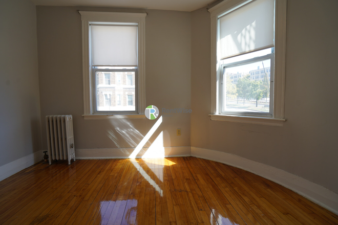 1 - NOW 2025-Fantastic Comm Ave 1 bed, H/HW inc, Cat ok. No Broker Fee!