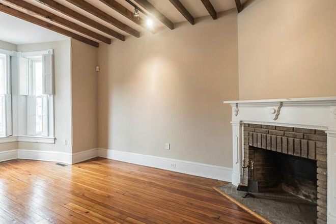 Living room - 3 story home close to campus, 3 bed / 3 bath, garage, updated kitchen & bathrooms, sleeps 3-4