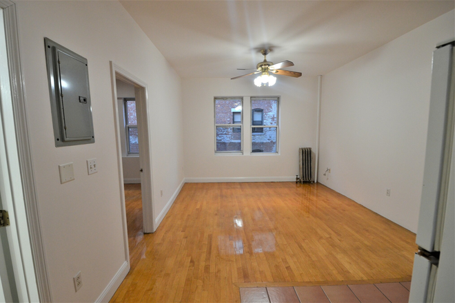 living - Huge One Bedroom in Symphony Rd Lot of Closet walk to Campus Apartments