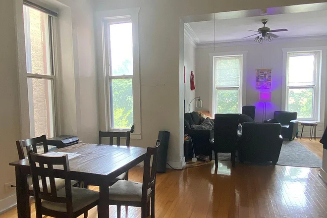 Dining Room/Front Room - Lakeview apartment one stop from campus