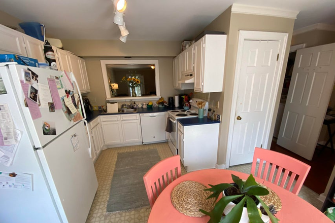 KITCHEN - HARLESTON GREEN TH AVAILABLE JUNE 1, 2026 Townhome