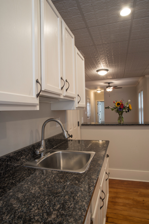 kitchen - center of Northampton, Renovated luxury apartment , just off of street park, hardwood flrs