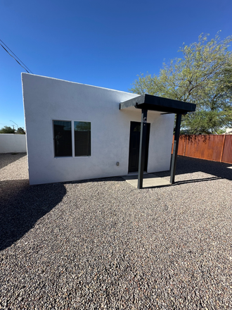 Front of house - Private Studio Casita – Fully Gated | Washer & Dryer | Near UofA House