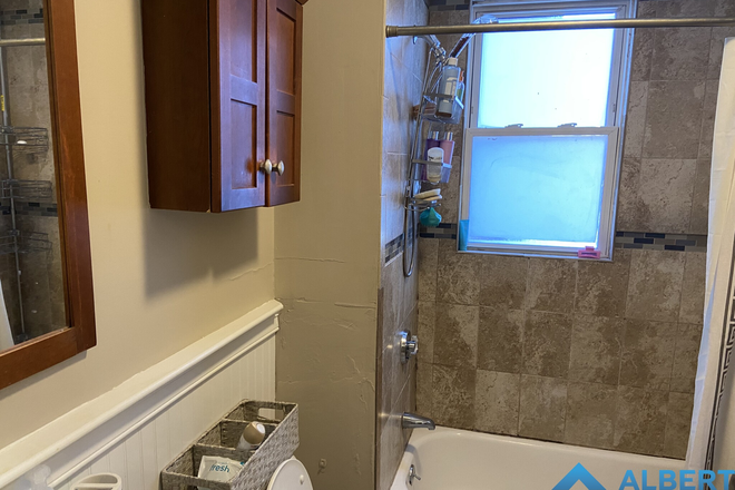 Bathroom #1 - Large 5-Bedroom Duplex!!