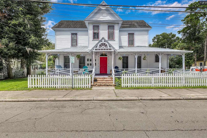 curb view - Cozy Studio Apt 6 blocks from the center of town