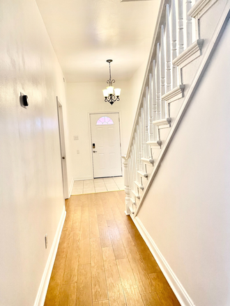 Downstairs Hallway - Housing within walking distance to VCU Medical Campus House