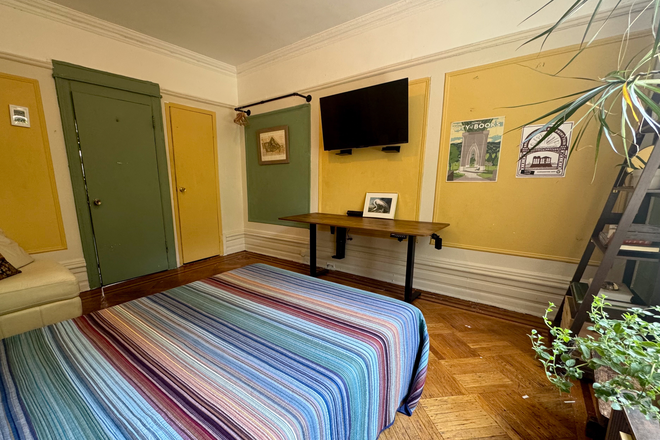 Adjustable standing desk - Room for rent, Prospect Park view, 4 stops to NYU Apartments