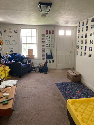Living room - Quiet, clean 1 bedroom, 1 bath Apartment. Only 1.5 miles from UCONN