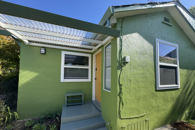 Covered front porch - Charming 2 BR / 1 BA Furnished Garden Cottage in Poets Corner