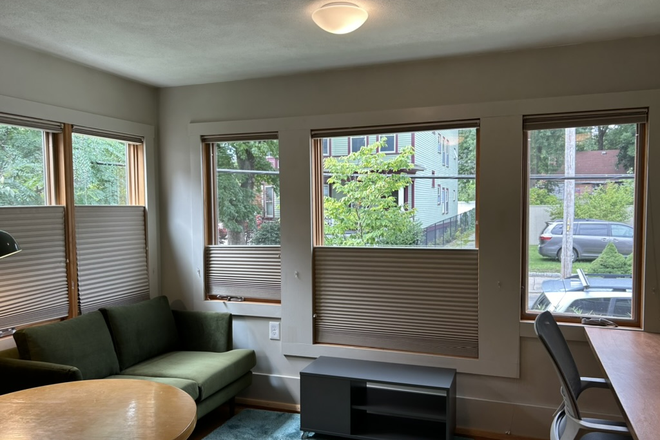 Sitting Area/ Desk - Cambridge bed/sit rm  in family home 20 min. to Harvard Sq by bus