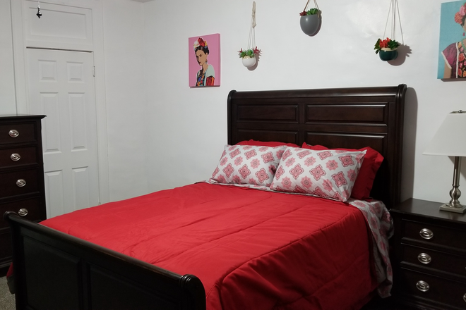 Bedroom - Cozy Housing for Healthcare Professionals or  Students House