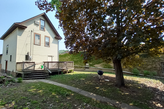 Deck and Yard - January 1st 2026 to May 2027 Rental! 6 Bedrooms!  2 Blocks to Campus! House