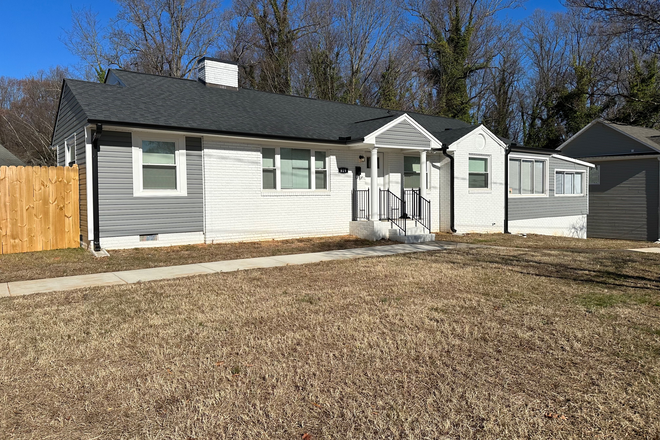 Outside front view - Charlton Farms Luxury Student Housing House