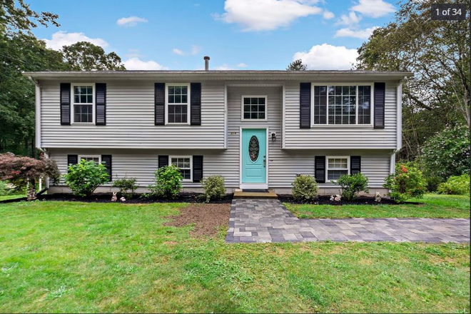 Front view - Bright & Comfortable Richmond Home — Nature Trails Nearby