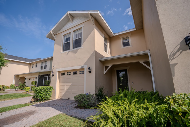 Exterior with 1 Car Garage - Furnished 3/2 with Garage!  Great East Orlando Location Close to Colleges! Townhome