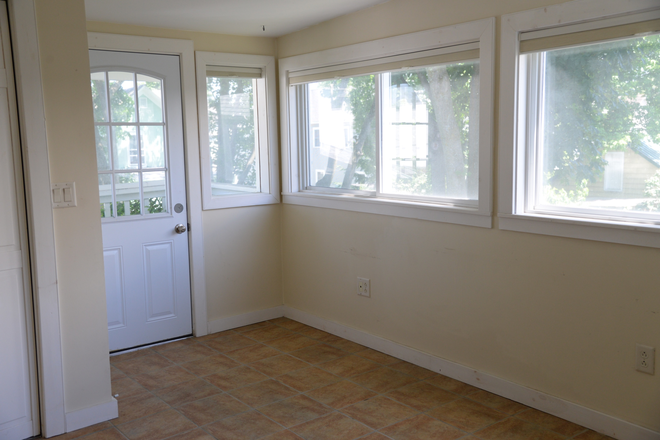 Sun room with w/d. Screened balcony - Sunny 2nd fl apart 1.5 mi 6 min drive to UVM 5 min walk to Lake, quite street Apartments