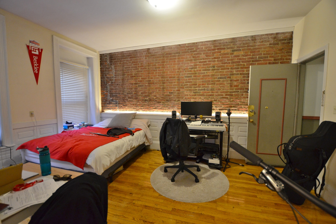 studio - Beautiful updated Studio in Back Bay area corner of Beacon St  September first Apartments