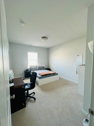 Bedroom furnished - FURNISHED ROOM FOR RENT IN A SPACIOUS TOWNHOUSE (ALL INCLUSIVE)