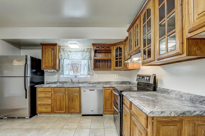 kitchen - Room available in large 5 Bed 3 Bath House in College Park