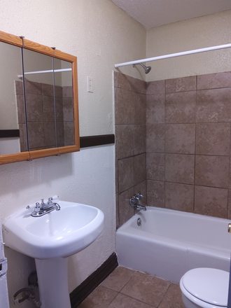 Bathroom - 1-bedroom apartment close to Homewood campus