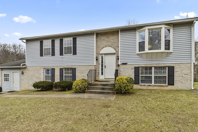 Outside Street View - 7 BEDROOM HOUSE CLOSE TO CAMPUS AND SHUTTLE-UM BUS STOP
