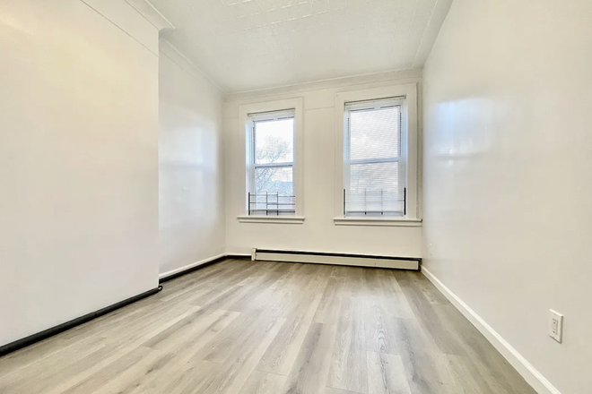 Med-Large Room - Bright, airy rooms filled with beautiful natural sunlight Townhome