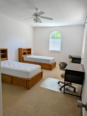 double bed. - 1 Single Bedrooms for rent in a 5 Bedroom Home - <3 miles to UC campus - All Utilities Included!