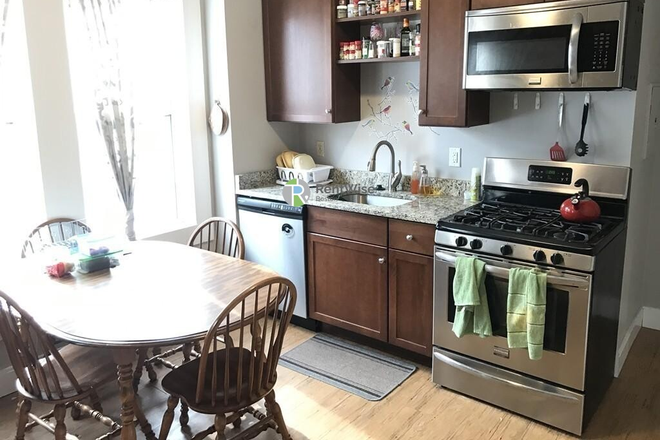 kitchen - Two 4 bed 1 Bath Units Available on Sunset for 9/1 2025!