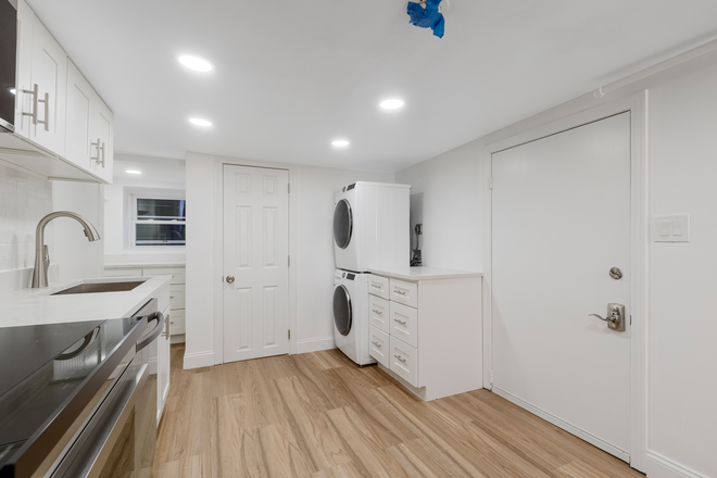 kitchen - Renovated Studio directly behind State house, no fee, In unit laundry