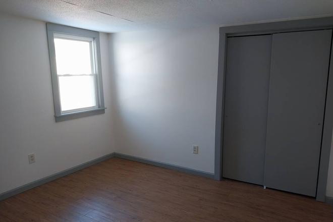 bdrm - HEAT & HOT WATER INCLUDED! CLEAN & QUIET!! Apartments