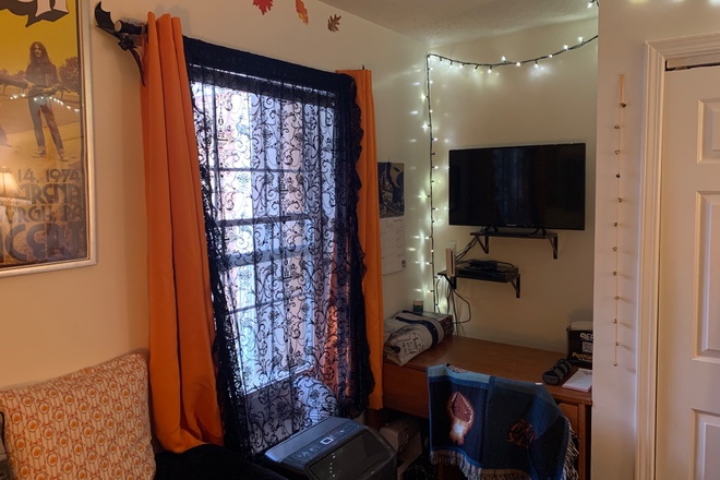 Bedroom window and desk - University Highlands