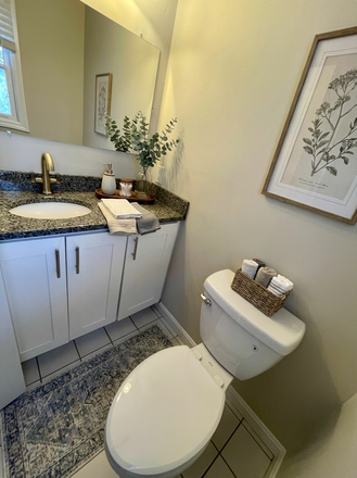 bathroom - Modern Brighton 4 bed on 3 levels - landlord pays the fee! Condo