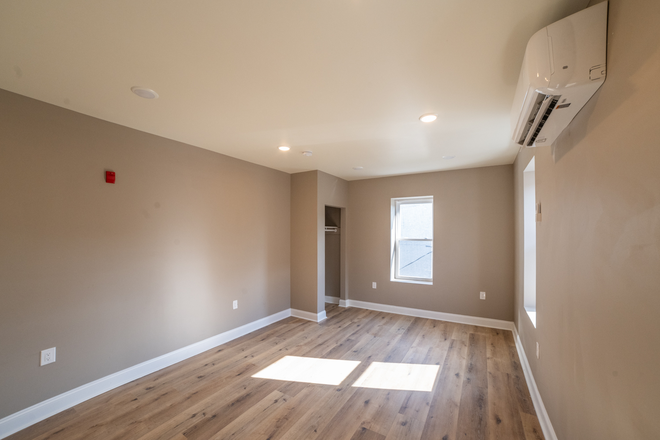 Bedroom - Gorgeous Studio With ROOF DECK A Block From Campus Apartments