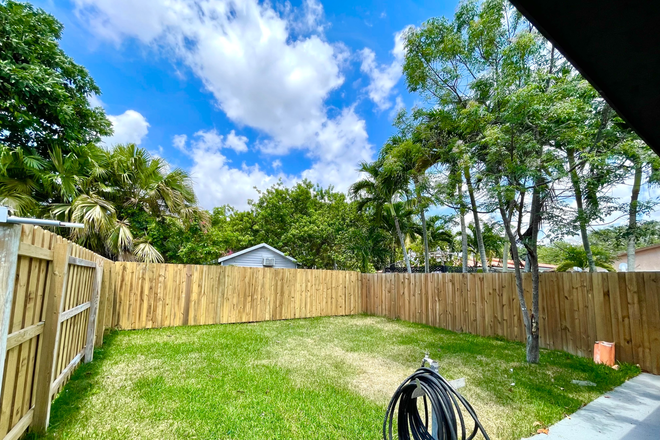 Patio - 1 bed house,  patio, laundry, electricity and water included.  Nice backyard.
