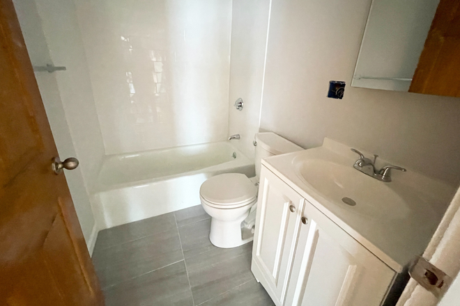 bathroom - Rooms for rent in the North End! Apartments