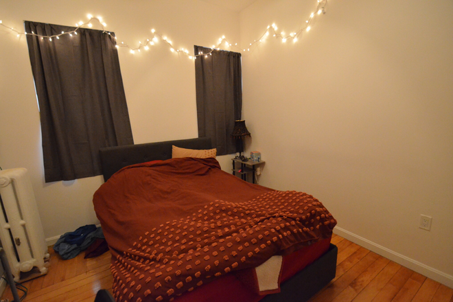 Bedroom - Half Broker fee & Security Deposit! Cozy, Convenient 1 Bed on Westland Ave! Avail 9/1