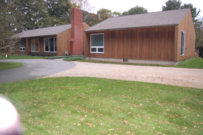 Home with Studio on right - Lexington/Lincoln Studio in Lincoln MA. Quiet, EIK, full bath, train. Util.inclu.  Single occupant Apartments