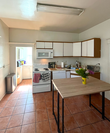 Kitchen - House on University- Close to campus!