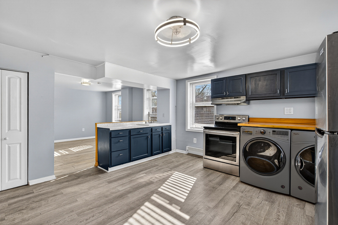 Kitchen - Spacious 2Bedroom 1Bathroom Triplex