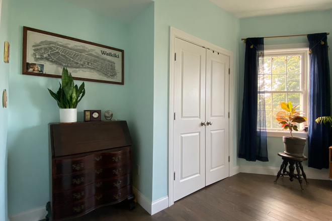 Large closet - 2 bedroom with free parking, bus/train nearby Apartments