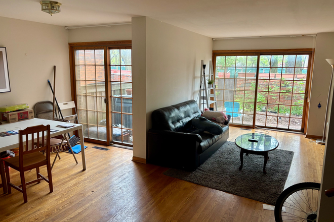Living room - Summer sublet: spacious bedroom in a shared townhouse 15 minutes from East and West UIC campuses.