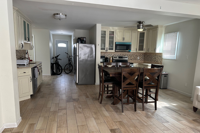 Dinning - Shared house close to Adelphi Hofstra & Nassau NYU NUMC hospitals text 9173066470