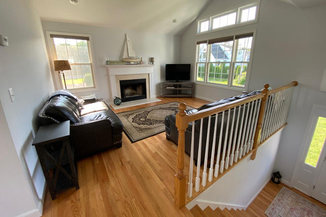 Livingroom - Beautiful 3 Bedroom Water access House