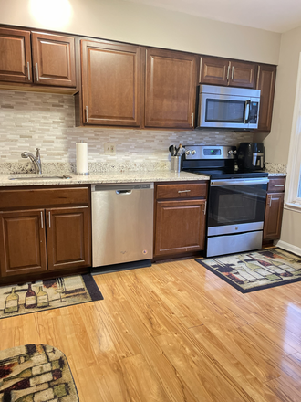 Kitchen - Furnished 3 Master Suite Minutes to Graduate Campus Townhome