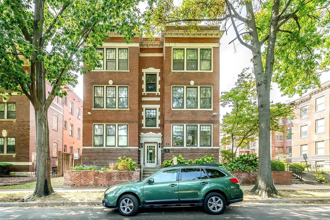 Entrance to building - 🌟 Amazing 3-Bedroom 2 Bathroom Condo in the Historic DeBaliviere Place  🌟