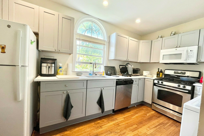 LIVING - 4 BED/1.5 BATH ON PARKER WITH IN UNIT LAUNDRY! 9/1/25!