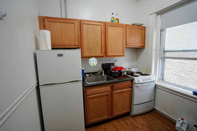 1 - SEPT 2026-Comm Ave 3 bed Split! H/HW inc. Student Ok. No Broker Fee Apartments