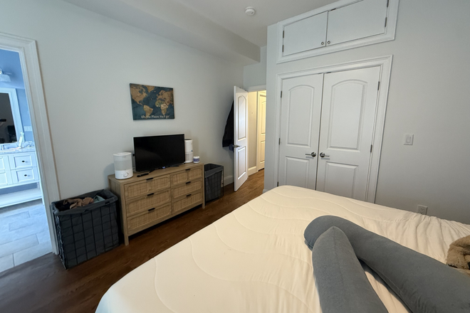 Call NOW for showings! 617-236-8600 - LEXINGTON ST - *NO FEE* LRG 2BR ON EAGLE HILL *AVAIL NOW* W/ IN UNIT W/D, 2 BATH, PRVT DECK, YRD! Apartments