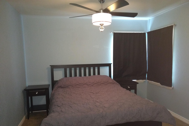 Bedroom - Great house close to Anschutz campus, rec center, and Stanley Marketplace!